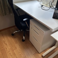 オフィスデスクの画像