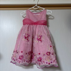 ピンクのドレスとジャケットの画像