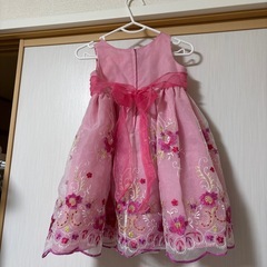 ピンクのドレスとジャケットの画像