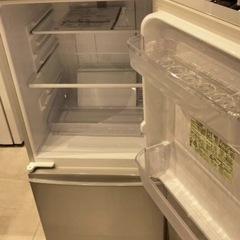 冷蔵庫【配達無料お届け設置出来ます💫都内近郊🚚】✨SHARP製✨左右開きどっちでもドア仕様💫除菌クリーニング済の極美品✨他にも冷蔵庫.洗濯機.電子レンジ.オーブン電子レンジ.炊飯器.テーブル&椅子.机&チェアー.ベット&マットレス.ドレッサーなど多種多様な美品が有ります✨お気軽にお問い合わせ下さい💫の画像