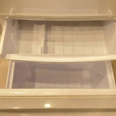 冷蔵庫【配達無料お届け設置出来ます💫都内近郊🚚】✨SHARP製✨左右開きどっちでもドア仕様💫除菌クリーニング済の極美品✨他にも冷蔵庫.洗濯機.電子レンジ.オーブン電子レンジ.炊飯器.テーブル&椅子.机&チェアー.ベット&マットレス.ドレッサーなど多種多様な美品が有ります✨お気軽にお問い合わせ下さい💫の画像