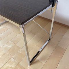 机とスタンドのセットの画像