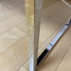 机とスタンドのセットの画像