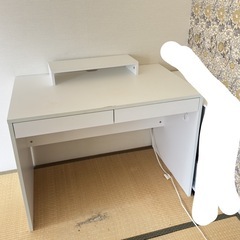 デスクとパソコン台セットの画像