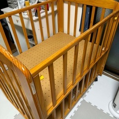 木製のベビーベッドの画像
