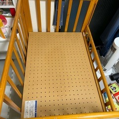 木製のベビーベッドの画像