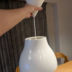 【IKEA】ペンダントライト/ 吊り下げ照明（白・北欧風）/ LED電球付きの画像