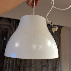 【IKEA】ペンダントライト/ 吊り下げ照明（白・北欧風）/ LED電球付きの画像