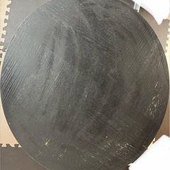 黒い円形テーブルの画像