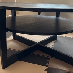 黒い円形テーブルの画像