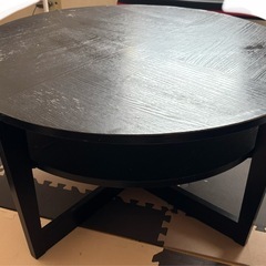 黒い円形テーブルの画像