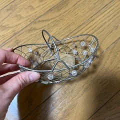 小さいカゴと、パワーストーンの画像