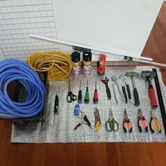 延長コード、工具、ホース、錆びとりスプレー、の画像