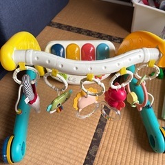 ベビーおもちゃフィットネススタンド、ペダルピアノ、プレイマットとウォーカーの画像