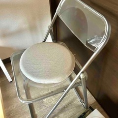 いすとテーブルの画像