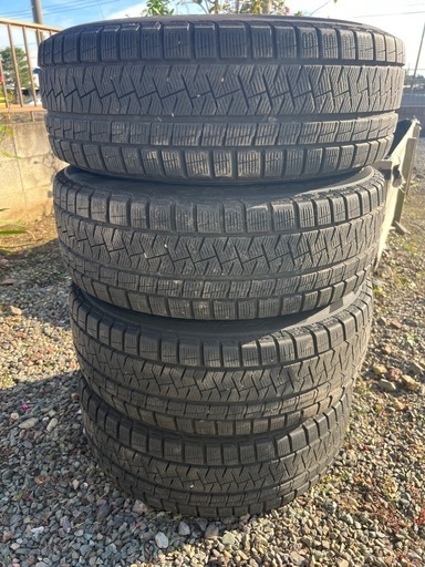 スタッドレスタイヤ　205 60 R16　5穴