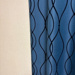 濃い青色カーテンの画像