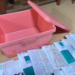 ノベルティ タオル45枚 +　収納ケースの画像