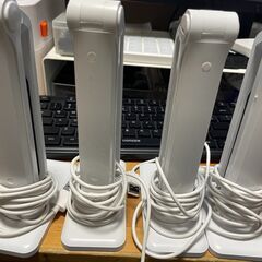 4点 アイリスオーヤマ(IRIS OHYAMA) 【文字が見やすい】 デスクライト コンパクト 軽量 USB給電 調光無段階 角度調節可能 まぶしさガード付 省エネ 2000lx ホワイト LDL-203H-Wの画像