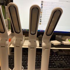 4点 アイリスオーヤマ(IRIS OHYAMA) 【文字が見やすい】 デスクライト コンパクト 軽量 USB給電 調光無段階 角度調節可能 まぶしさガード付 省エネ 2000lx ホワイト LDL-203H-Wの画像