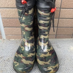 子供用長靴　22センチ　半年ほど使用。迷彩柄の画像
