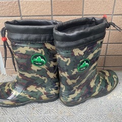 子供用長靴　22センチ　半年ほど使用。迷彩柄の画像