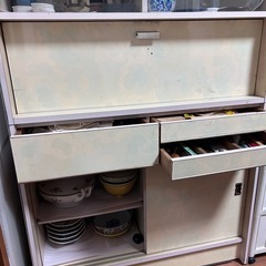 食器棚と食器全て 幅88×奥37×高177 全て0円で引き取って下さい◎の画像