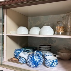 食器棚と食器全て 幅88×奥37×高177 全て0円で引き取って下さい◎の画像