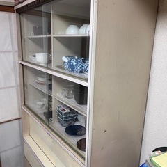 食器棚と食器全て 幅88×奥37×高177 全て0円で引き取って下さい◎の画像
