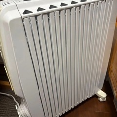 デロンギ　オイルヒーター　TDD0915W リモコンとカバー付き　稼働品の画像