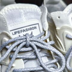 単品お持ち帰り用出品【中古・国内未発売】メンズ 白 スニーカー 27cmの画像