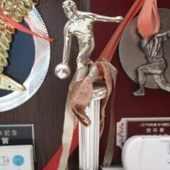 盾とトロフィーまとめて６つ　盾3枚　トロフィー３本　野球・陸上・鳩レース・ゲーム？・ボーリングの画像