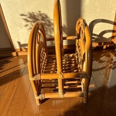 籐のマガジンラックの画像