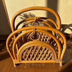 籐のマガジンラックの画像