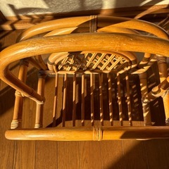 籐のマガジンラックの画像