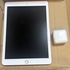お引渡予定♪ 再値下げ【即引渡OK】128GB Apple iPad 9.7インチWi-Fiモデル　第6世代 MRJP2J/A ゴールド　純正 USB電源アダプの画像