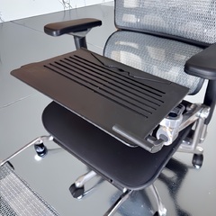 【引き取り限定】エルゴヒューマンプロ　オットマンとタブレットスタンド付きの画像