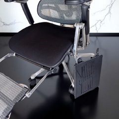 【引き取り限定】エルゴヒューマンプロ　オットマンとタブレットスタンド付きの画像