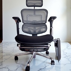 【引き取り限定】エルゴヒューマンプロ　オットマンとタブレットスタンド付きの画像