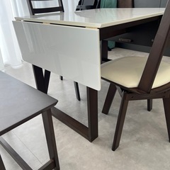 ニトリ 伸長式ダイニングテーブル4点セットの画像