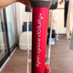 【美品】ダイソンコードレス掃除機　V10 スタンド付きの画像