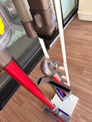 【美品】ダイソンコードレス掃除機　V10 スタンド付き