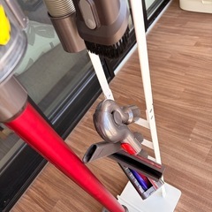 【美品】ダイソンコードレス掃除機　V10 スタンド付きの画像