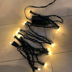 クリスマスツリーとリースの画像