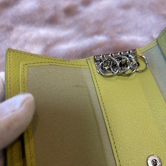 TAKEO KIKUCHI タケオキクチ 品番 1891 種類 3つ折り4連キーケース 紳士小物 カラー black　ブラック　黒色系 green グリーン　緑色系 バイカラー 素材レザー 柄 無地 カード冊子専用箱メンズmen’s男性用の画像