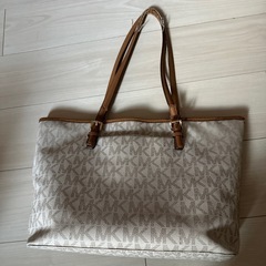 マイケルコースのカバンの画像