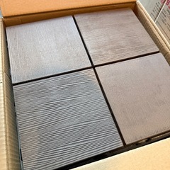 新品　人工木 ウッドパネル ウッドタイル ウッドデッキ　天然木粉 54枚入り、定価15,800円の画像