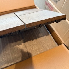 新品　人工木 ウッドパネル ウッドタイル ウッドデッキ　天然木粉 54枚入り、定価15,800円の画像