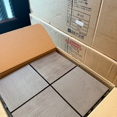 新品　人工木 ウッドパネル ウッドタイル ウッドデッキ　天然木粉 54枚入り、定価15,800円の画像