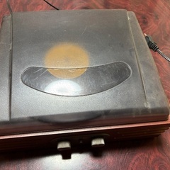 古いレコードプレイヤー（およげ!たいやきくんのレコード付き）の画像